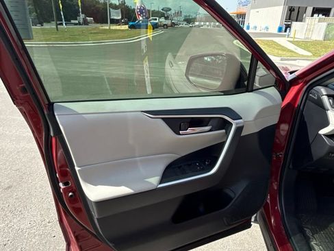 Used 2019 Toyota RAV4 XLE w/ Convenience Package FWD image 10