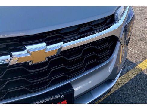 Used 2024 Chevrolet Trax LT w/ Sunroof Package FWD image 32
