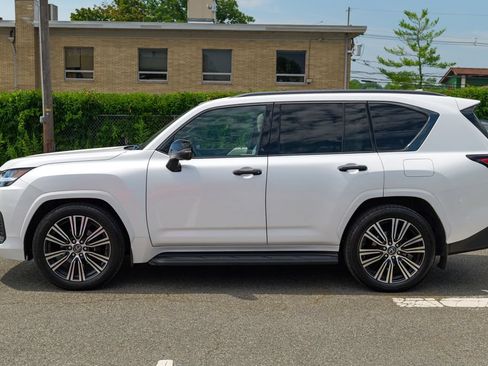 Used 2024 Lexus LX 600 4WD w/ Appearance Package image 4