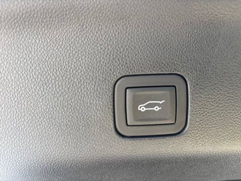 Used 2025 Chevrolet Tahoe High Country AWD/4WD image 10