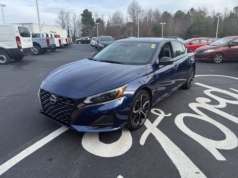 Used 2023 Nissan Altima 2.5 SR w/ SR Premium Package image 3