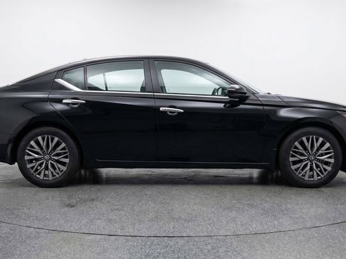 Used 2025 Nissan Altima 2.5 SV image 11