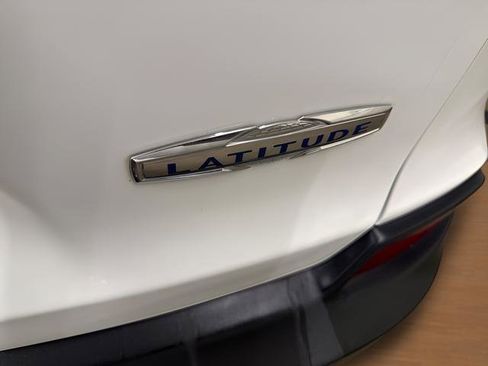 Used 2019 Jeep Cherokee Latitude w/ Cold Weather Group AWD/4WD image 9