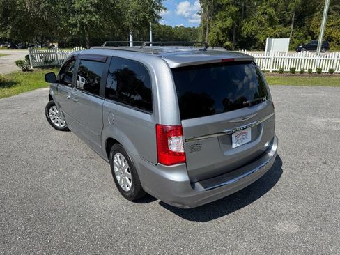 Used 2013 Chrysler Town & Country Touring image 4