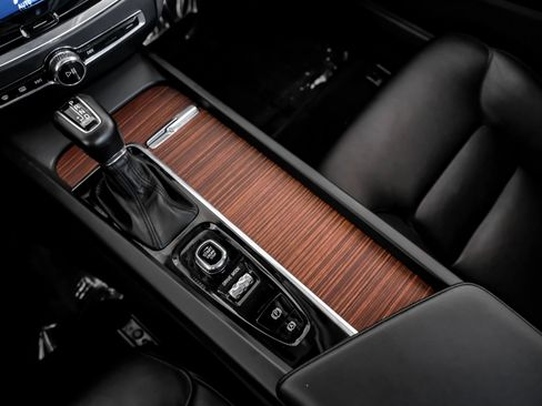 Used 2020 Volvo S60 T5 Momentum image 24