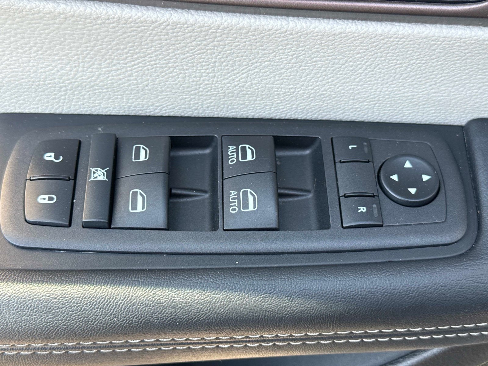 Used 2023 Chrysler Voyager LX FWD image 21