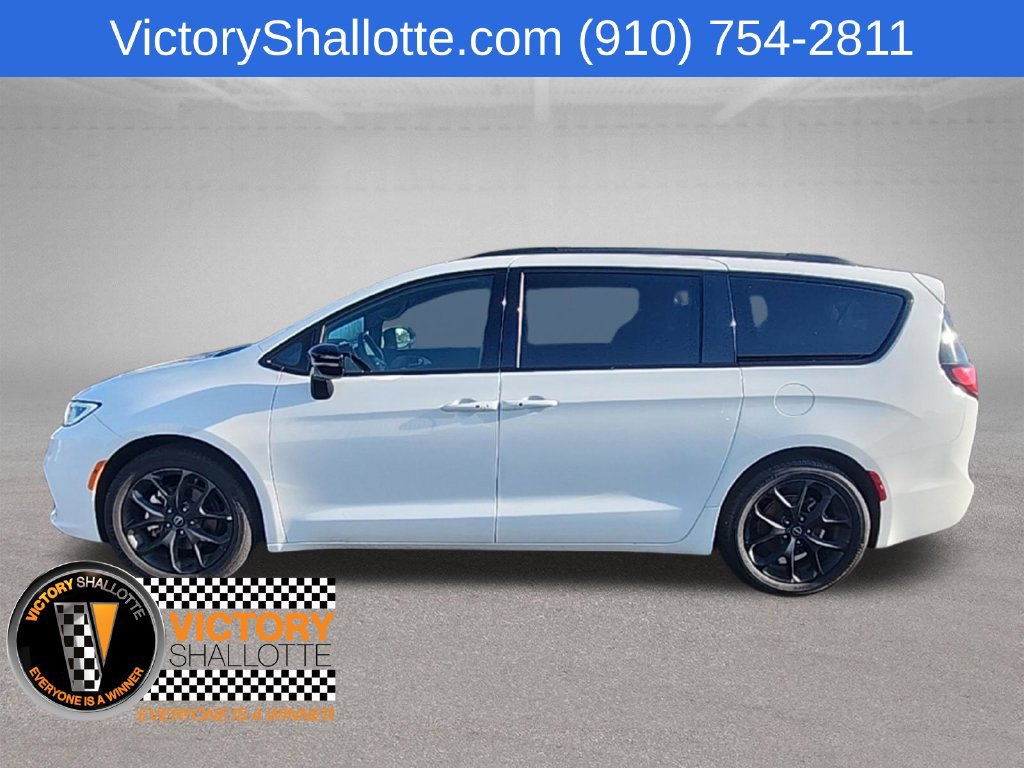 Used 2025 Chrysler Pacifica Limited FWD image 17