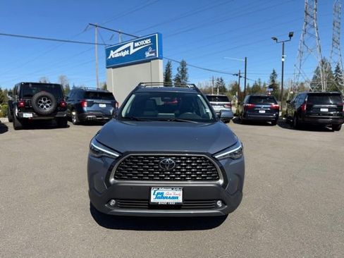 Used 2024 Toyota Corolla Cross XLE w/ Convenience Package image 2