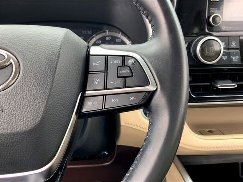 Used 2021 Toyota Highlander XLE FWD image 24