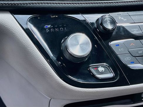 Used 2017 Chrysler Pacifica Limited FWD image 15
