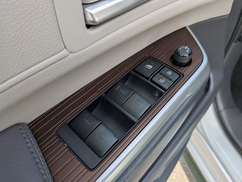 Used 2023 Toyota Sienna XLE image 10