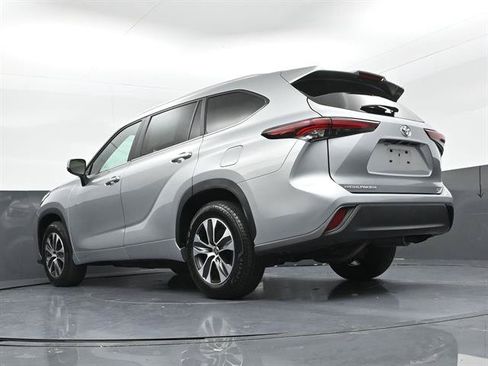 Certified 2025 Toyota Highlander XLE FWD image 35