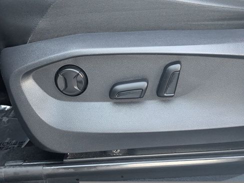 Used 2024 Volkswagen Tiguan SE image 19