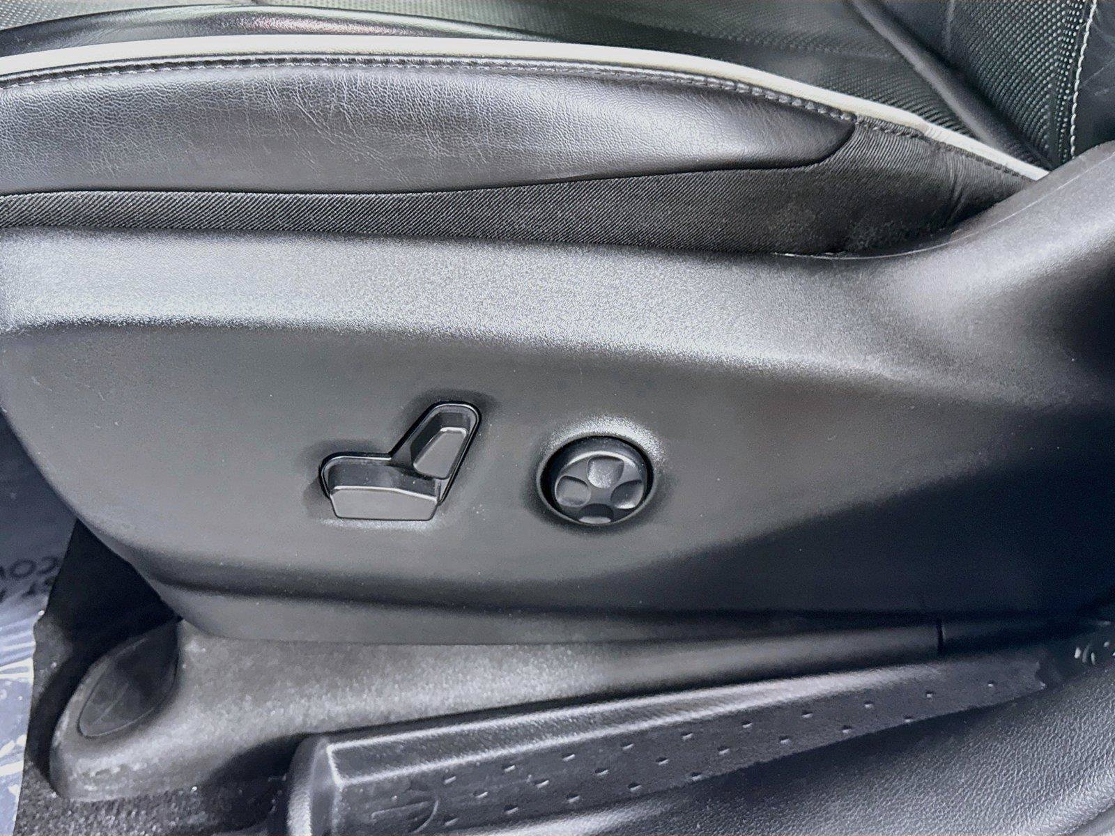 Used 2025 Chrysler Pacifica Limited FWD image 31