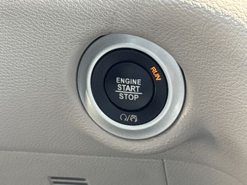 Used 2018 Chrysler Pacifica Touring-L w/ Advanced Safetytec Group image 9