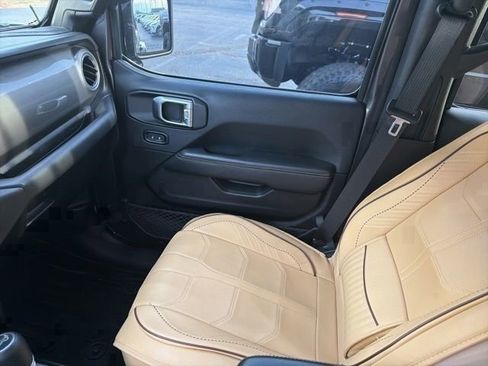 Used 2018 Jeep Wrangler Unlimited Sahara image 40