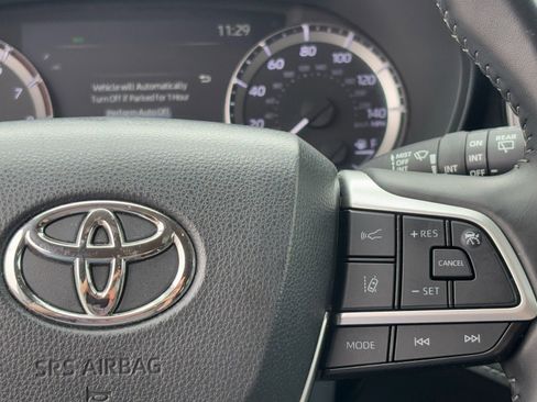 Used 2024 Toyota Highlander LE FWD image 20