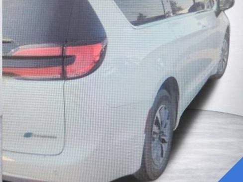 Used 2024 Chrysler Pacifica Limited FWD image 3