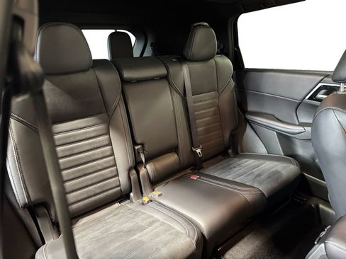 Used 2024 Mitsubishi Outlander AWD image 13