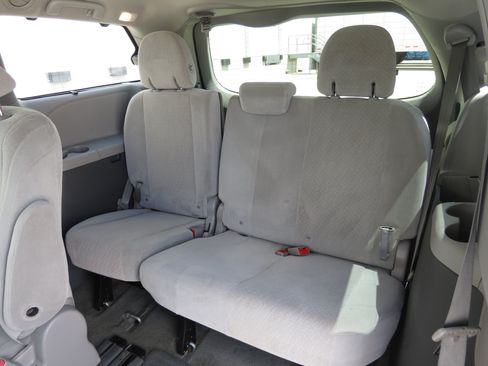 Used 2016 Toyota Sienna LE FWD image 31