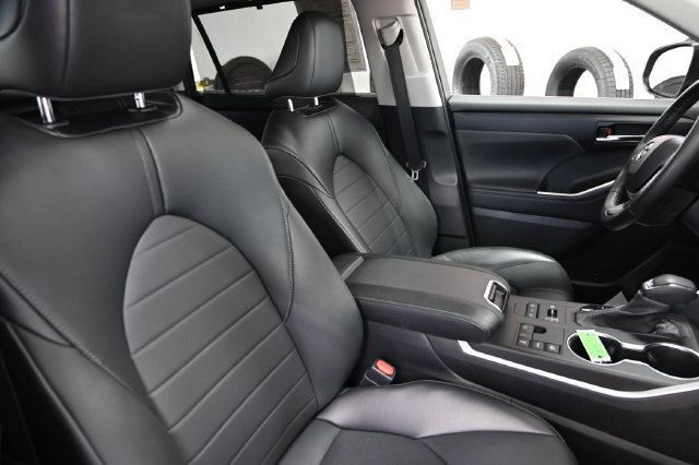 Used 2023 Toyota Highlander XLE AWD/4WD image 8