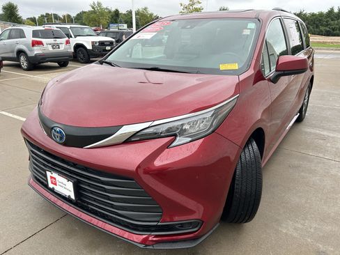 Certified 2025 Toyota Sienna LE w/ LE Plus Package AWD/4WD image 3