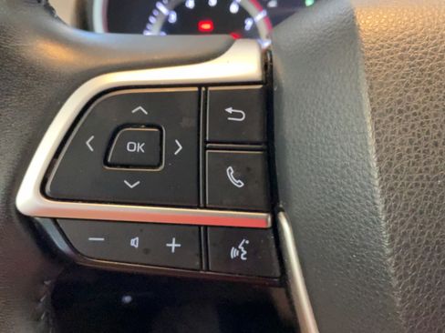Used 2023 Toyota Highlander XLE FWD image 12