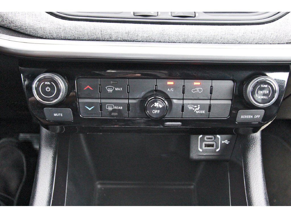 Used 2024 Jeep Compass Latitude w/ Sun and Sound Group AWD/4WD image 26