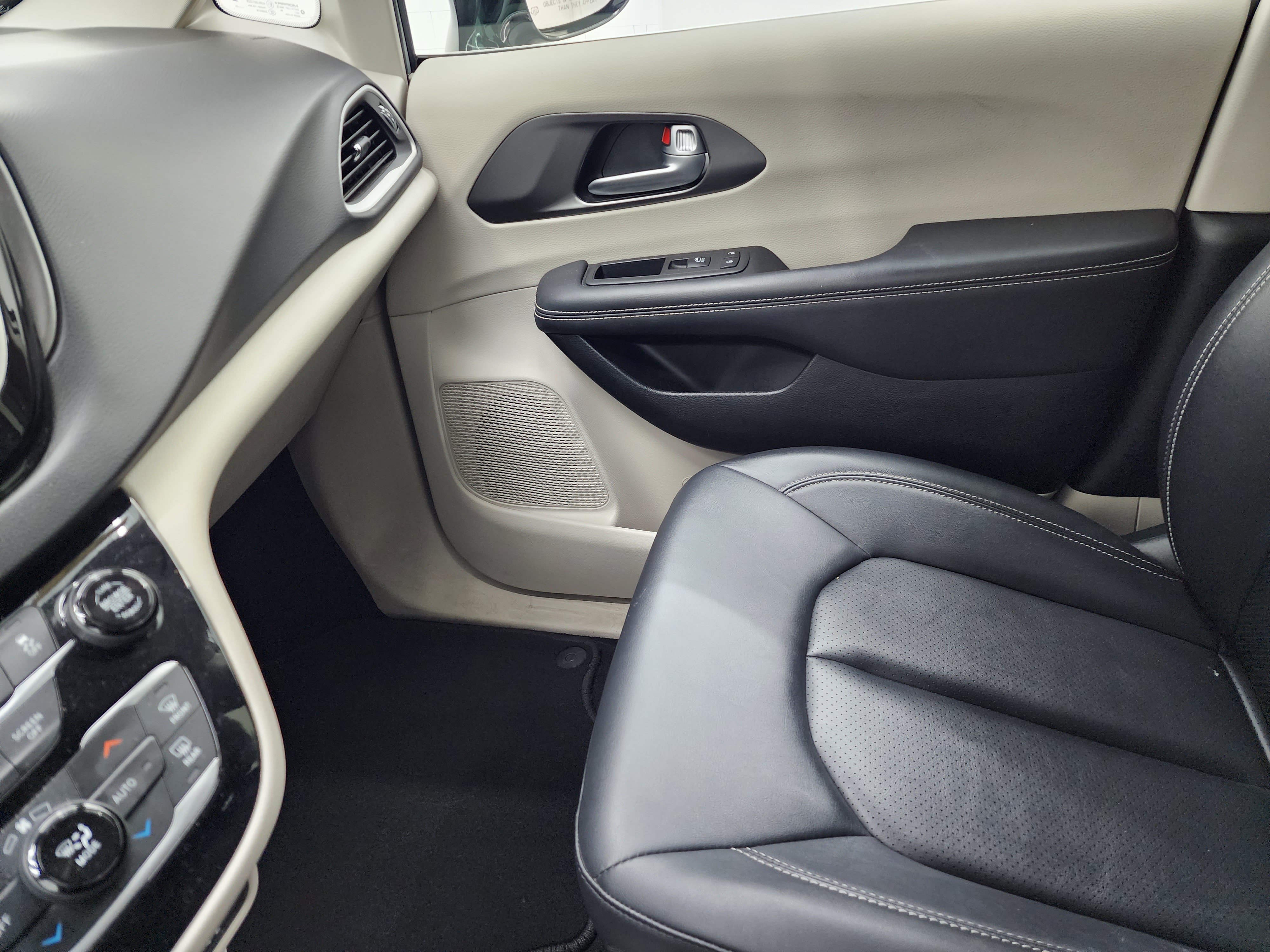 Used 2024 Chrysler Pacifica Touring-L FWD image 13