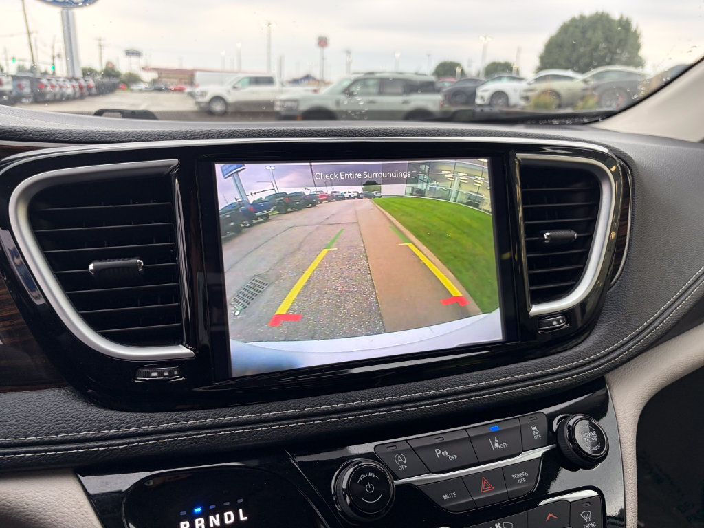 Used 2024 Chrysler Pacifica Limited FWD image 24