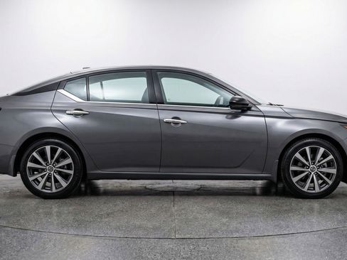 Used 2025 Nissan Altima 2.5 SV image 11