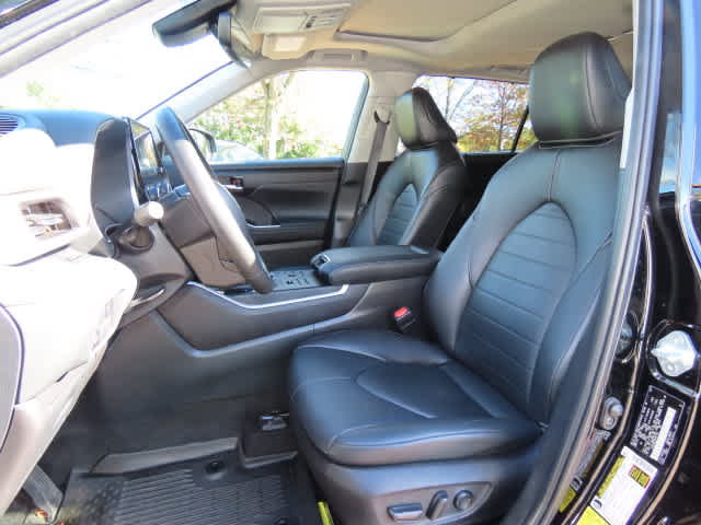 Used 2024 Toyota Highlander XLE AWD/4WD image 13