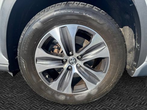 Used 2023 Toyota Highlander XLE FWD image 11