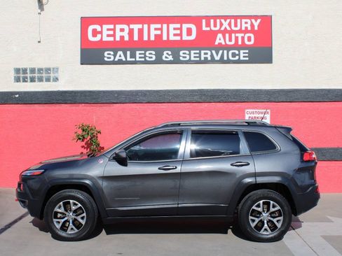 Used 2015 Jeep Cherokee Trailhawk w/ Comfort/Convenience Group AWD/4WD image 3