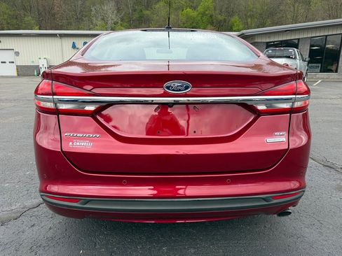 Used 2018 Ford Fusion SE w/ Fusion SE Technology Package FWD image 3