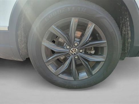 Used 2024 Volkswagen Tiguan SE FWD image 11