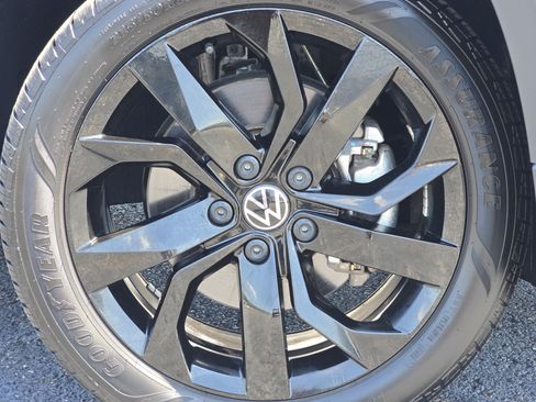 Used 2023 Volkswagen Taos SE w/ Panoramic Sunroof Package FWD image 14