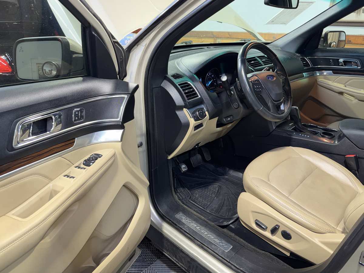Used 2017 Ford Explorer Limited FWD image 17