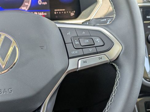 Used 2023 Volkswagen Tiguan SE w/ Panoramic Sunroof Package FWD image 11