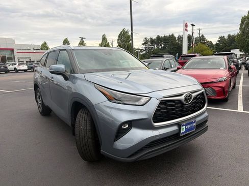 Used 2022 Toyota Highlander XLE AWD/4WD image 3