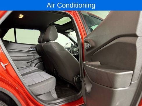 Used 2024 Chevrolet Trax RS w/ Sunroof Package FWD image 18