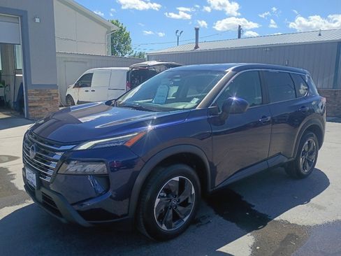 Used 2025 Nissan Rogue SV AWD/4WD image 2