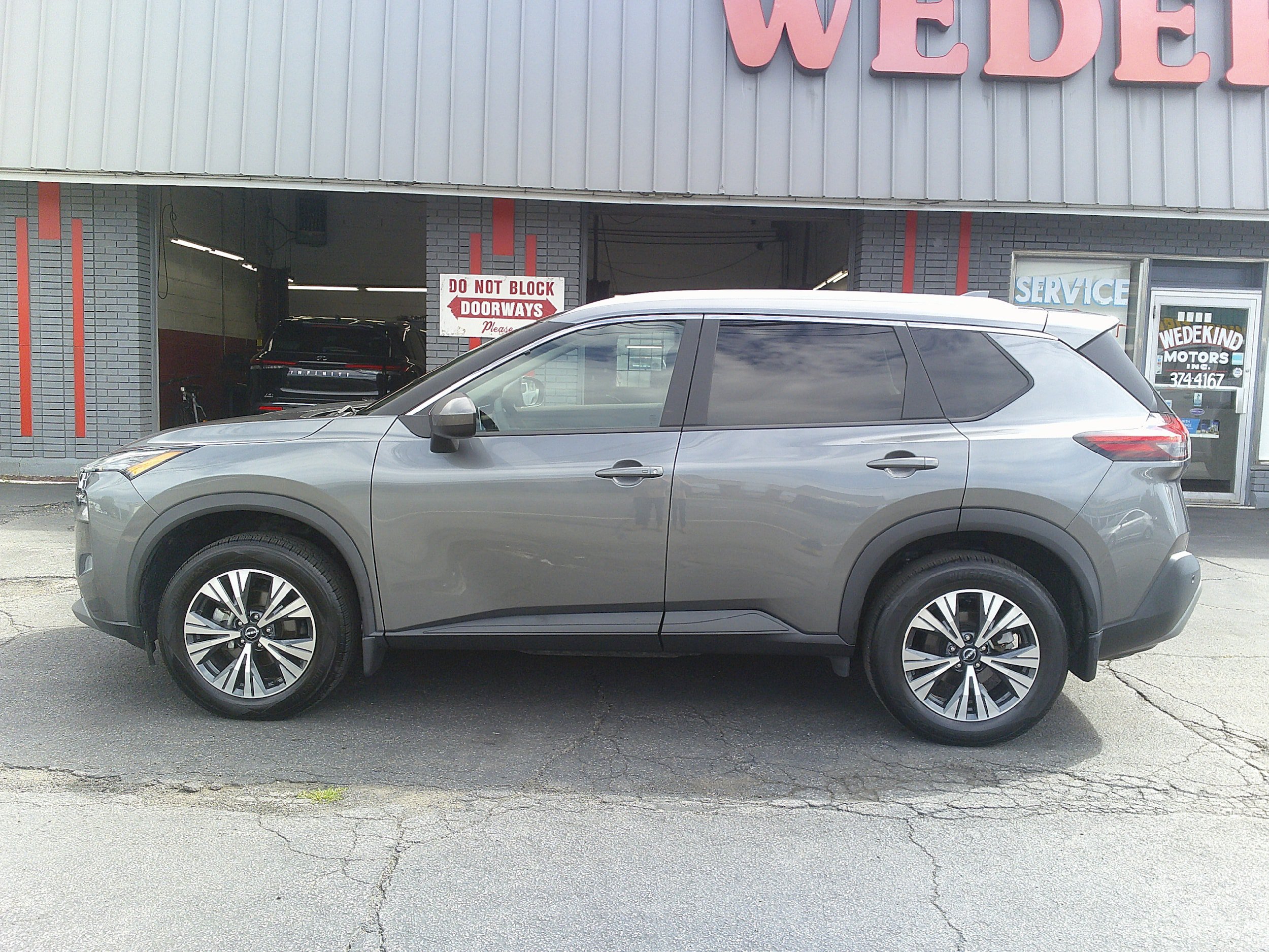 Used 2023 Nissan Rogue SV w/ SV Premium B Package AWD/4WD image 2