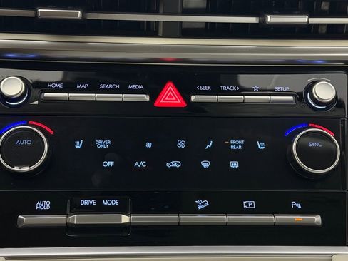 Used 2025 Hyundai Santa Fe SEL FWD image 17