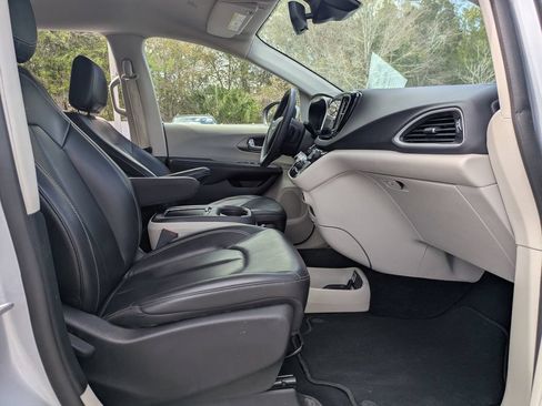 Used 2023 Chrysler Pacifica Touring-L FWD image 3
