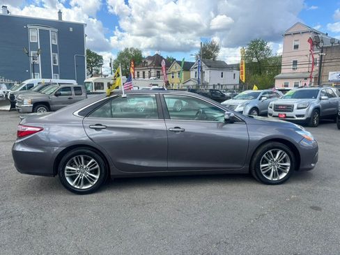 Used 2016 Toyota Camry SE w/ Moonroof Package FWD image 5