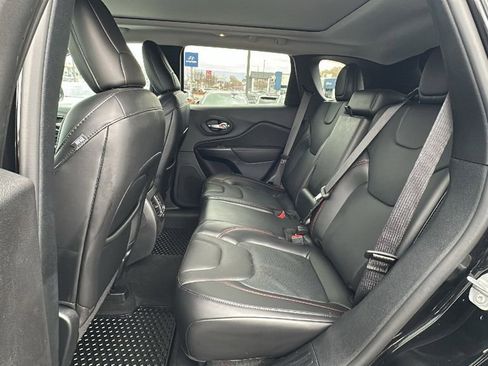 Used 2020 Jeep Cherokee Trailhawk image 13