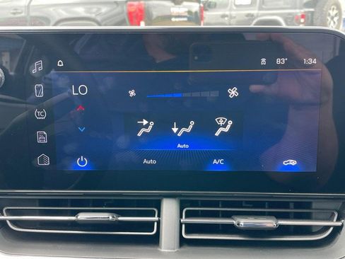 Used 2025 Chevrolet Trax RS w/ Sunroof Package FWD image 34