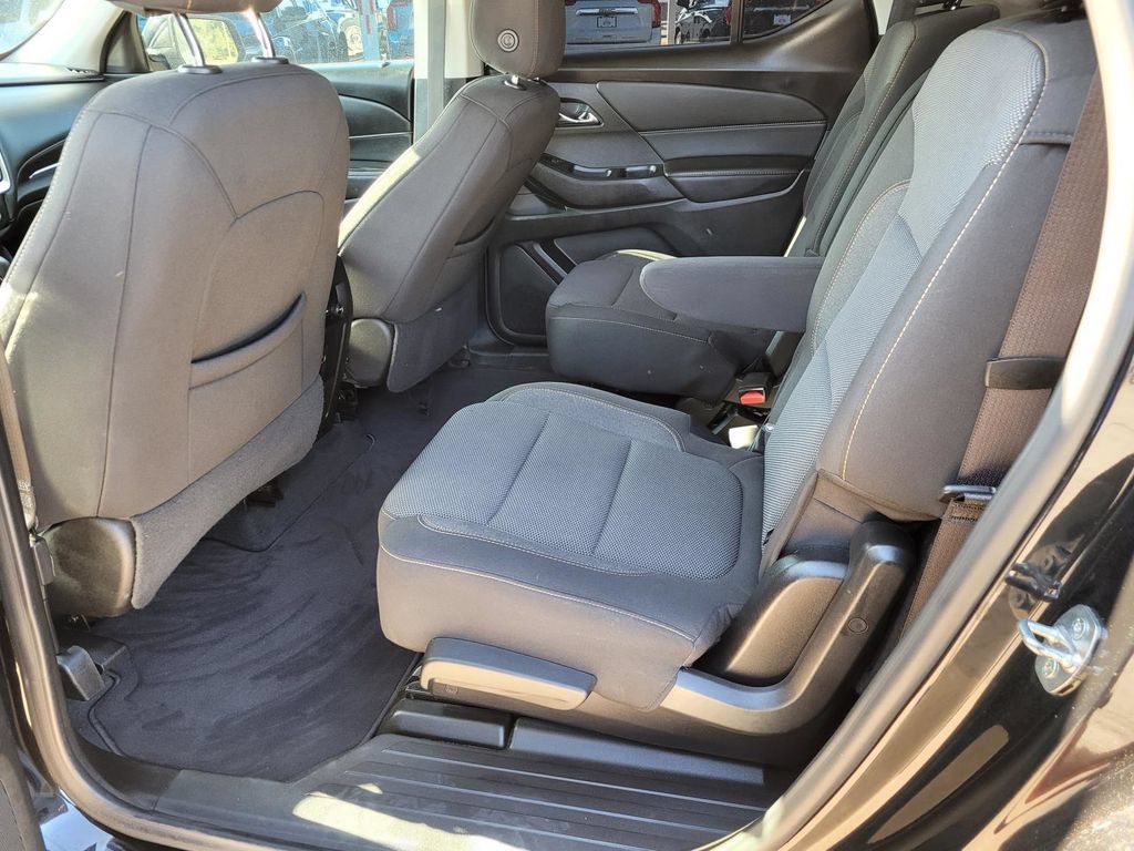 Used 2021 Chevrolet Traverse LT FWD image 3