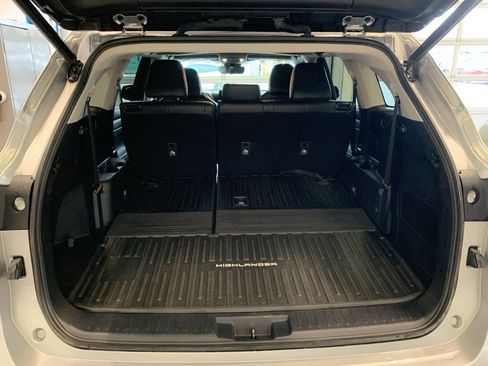 Used 2023 Toyota Highlander XLE AWD/4WD image 14